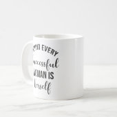 Hinter jeder erfolgreichen Frau steht sich selbst Kaffeetasse (Vorderseite Links)
