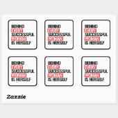 Hinter jeder erfolgreichen Frau steht sich selbst  Quadratischer Aufkleber (Blatt)