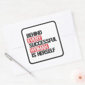 Hinter jeder erfolgreichen Frau steht sich selbst  Quadratischer Aufkleber (Umschlag)