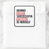 Hinter jeder erfolgreichen Frau steht sich selbst  Quadratischer Aufkleber (Tasche)