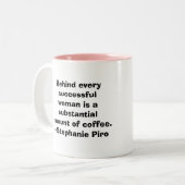 Hinter jeder erfolgreichen Frau… Zweifarbige Tasse (Vorderseite Links)