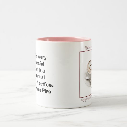 Hinter jeder erfolgreichen Frau… Zweifarbige Tasse (Mittel)