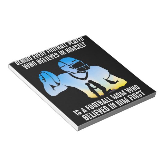 Hinter jeder Fußballspielerfußball-Mama Notizblock (angewinkelt)