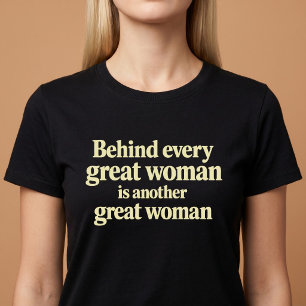 Hinter jeder großartigen Frau steht eine weitere g T-Shirt
