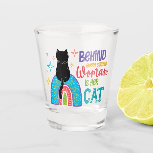 Hinter jeder starken Frau steht ihre Katze Schnapsglas (Vorderseite)