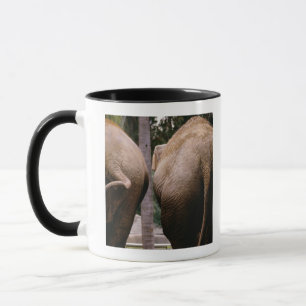 Hintere Ansicht der asiatischen Elefanten Tasse