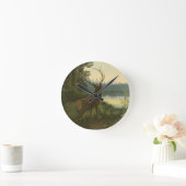 Hintere Ansicht der Elche, die über einem See Runde Wanduhr (Zuhause)