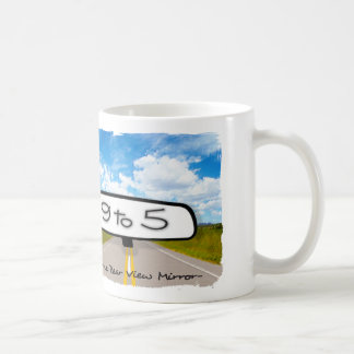 Hintere Ansicht-Spiegel-klassische weiße Tasse