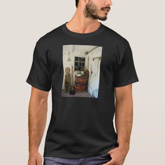 Hintere Veranda mit Fass T-Shirt (Vorderseite)