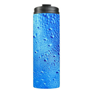 Hinterfenster aus nassem Glas Thermosbecher