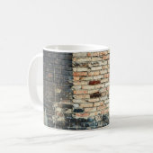 Hintergrund aus gemischter Backsteinwand. Vintage  Kaffeetasse (Vorderseite Links)