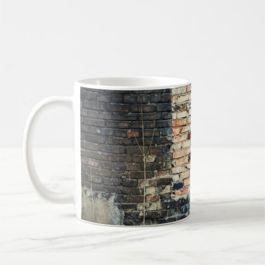 Hintergrund aus gemischter Backsteinwand. Vintage  Kaffeetasse (Links)