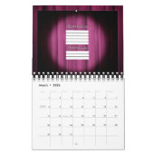Hintergrund der Bühne im Spotlight Center Kalender (Mär 2026)