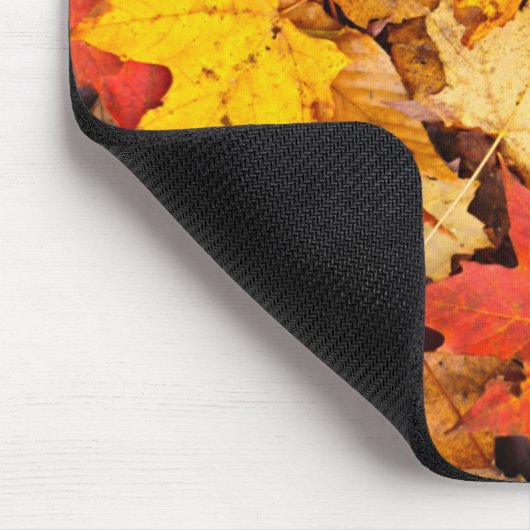 Hintergrund der farbenfrohen Herbstböden im Wald Mousepad (Ecke)