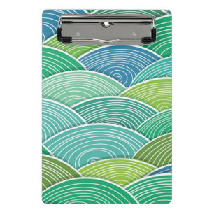 Hintergrund der gekräuselten abstrakten grünen mini klemmbrett