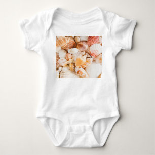 Hintergrund der Muscheln: Meeresthema. Baby Strampler