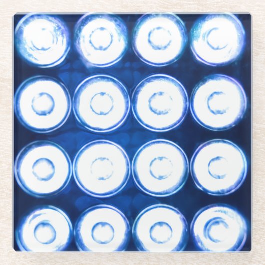 Hintergrund der weißen LED-Leuchten. Glasuntersetzer (Vorderseite)