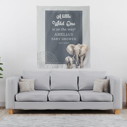 Hintergrund der "Wild One Safari Elephant Baby Sho Wandteppich