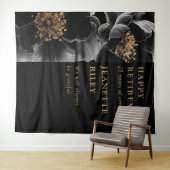 Hintergrund des Black Gold Modern Floral Retiremen Wandteppich (Beispiel (Horizontal))