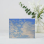 Hintergrund des blauen Himmels. Postkarte (Stehend Vorderseite)