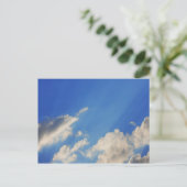 Hintergrund des blauen Himmels. Postkarte (Stehend Vorderseite)
