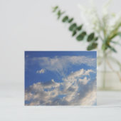Hintergrund des blauen Himmels. Postkarte (Stehend Vorderseite)