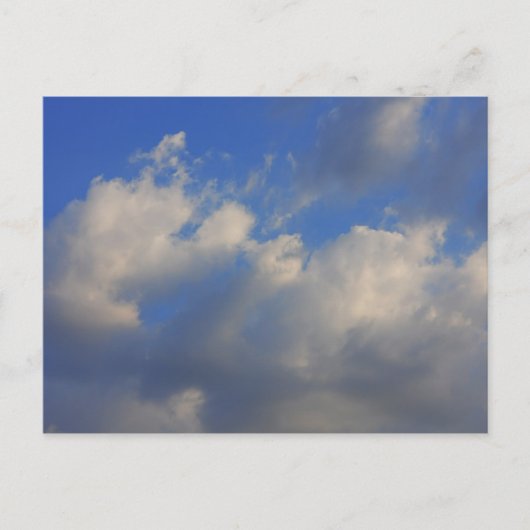 Hintergrund des blauen Himmels. Postkarte (Vorderseite)