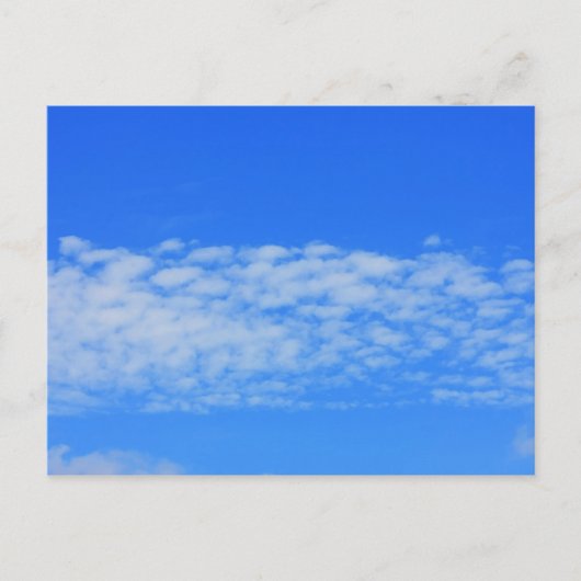 Hintergrund des blauen Himmels. Postkarte (Vorderseite)