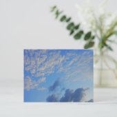 Hintergrund des blauen Himmels. Postkarte (Stehend Vorderseite)