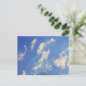 Hintergrund des blauen Himmels. Postkarte (Stehend Vorderseite)