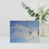 Hintergrund des blauen Himmels. Postkarte (Stehend Vorderseite)
