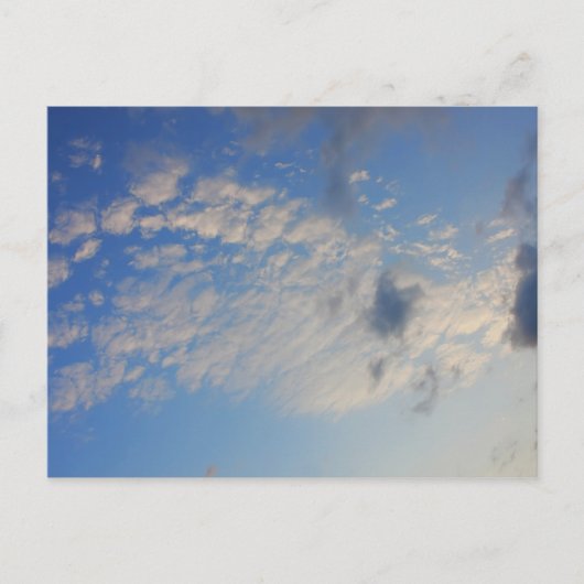 Hintergrund des blauen Himmels. Postkarte (Vorderseite)