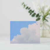 Hintergrund des blauen Himmels. Postkarte (Stehend Vorderseite)