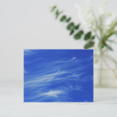 Hintergrund des blauen Himmels. Postkarte (Stehend Vorderseite)