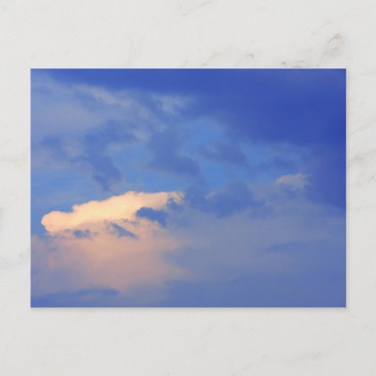 Hintergrund des blauen Himmels. Postkarte (Vorderseite)