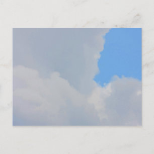 Hintergrund des blauen Himmels und der Wolken. Postkarte