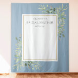 Hintergrund des dutzenden Blue Foliage Brautparty  Wandteppich<br><div class="desc">Mit zarten Aquarellfarben-Blätter auf einem staubblauen Hintergrund kann diese schicke Brautparty Foto Kulisse mit dem Namen der Braut und dem besonderen Datum personalisiert werden. Entwickelt von Thisisnotme©</div>
