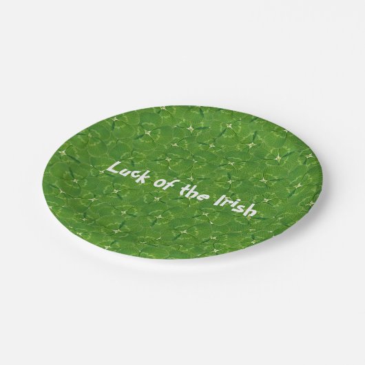 Hintergrund des grünen irischen Kleeblatts Pappteller (Schrägansicht)