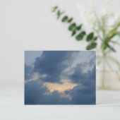 Hintergrund des Himmels mit Donnerwolken. Postkarte (Stehend Vorderseite)