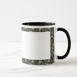 Hintergrund des Militärwaldes mit weißem Hintergru Tasse