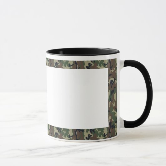 Hintergrund des Militärwaldes mit weißem Hintergru Tasse (Rechts)