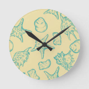 Hintergrund mit Muscheln. Hand gezeichnet Runde Wanduhr