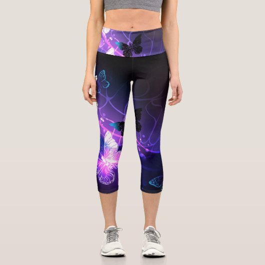 Hintergrund mit Nachtschmetterlingen Capri Leggings (Vorderseite)