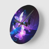 Hintergrund mit Nachtschmetterlingen Runde Wanduhr (Winkel)