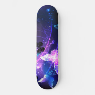 Hintergrund mit Nachtschmetterlingen Skateboard