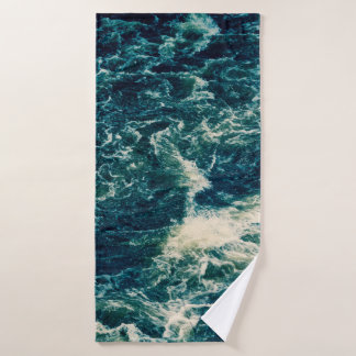 Hintergrund, obere Ansicht, rascher Fluss des Flus Badehandtuch
