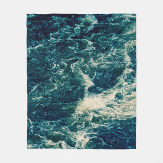 Hintergrund, obere Ansicht, rascher Fluss des Flus Fleecedecke
