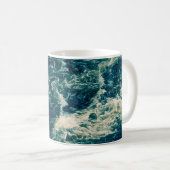 Hintergrund, obere Ansicht, rascher Fluss des Flus Kaffeetasse (VorderseiteRechts)