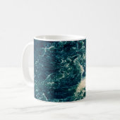 Hintergrund, obere Ansicht, rascher Fluss des Flus Kaffeetasse (Vorderseite Links)