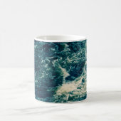 Hintergrund, obere Ansicht, rascher Fluss des Flus Kaffeetasse (Mittel)